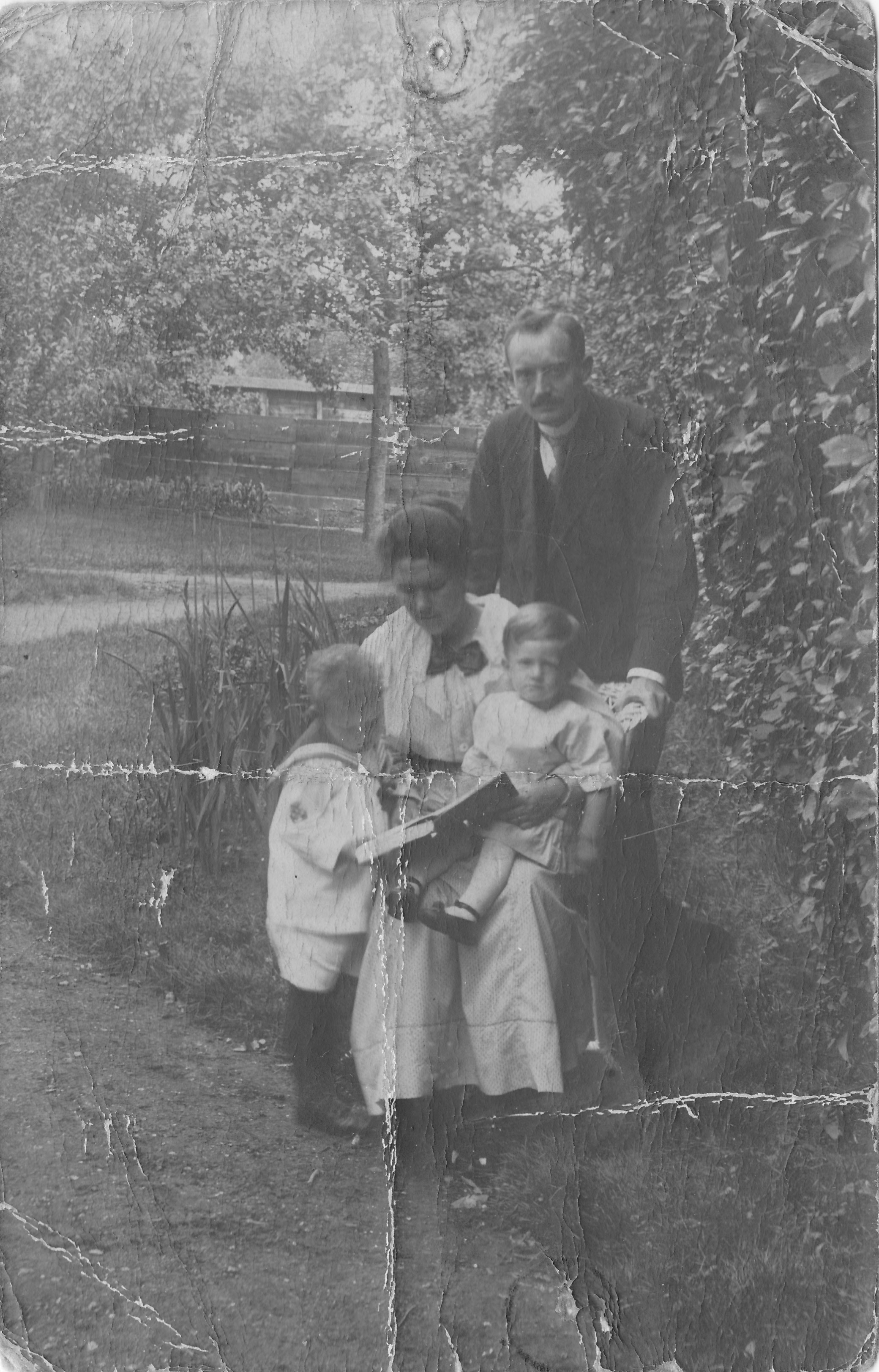het jonge gezin Hugenholtz-Pouwelsen omstreeks 1918.