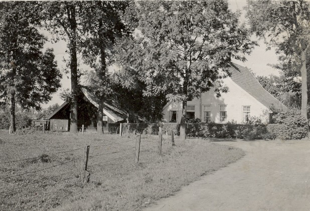 Boerderij van het echtpaar in Enschede. In het Adresboek 1939 (staat bij Diekmansteeg 75 de bewoner P. Kuijper (kantoorbediende / tuinder). Diekmansteeg was een straat die liep van de Kuipersdijk oostwaarts tot de Hendrik Smeltweg. De straat is op 27-3-1951 vervallen bij de stadsuitbreiding (Diekmans- en Varvikshoek). Omdat Diekmansteeg in 1951 is opgeheven, bestaan de oude huisnummers niet meer.
