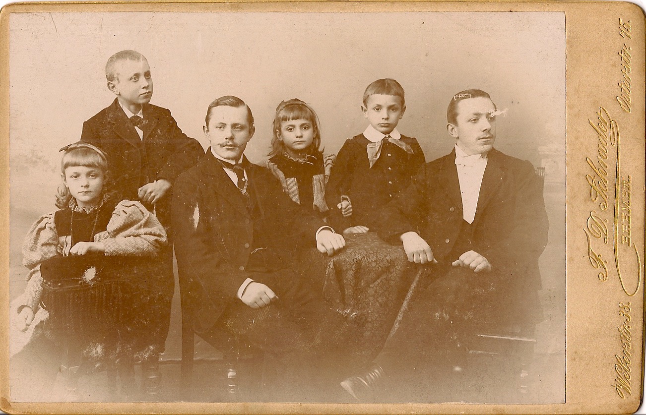 (half)brothers and (half)sister Lehmkuhl; 
From left to right: 
Mina (1887-1955); Carl (1874-1952), my great grandfather; Friedrich (1889-1914); Meta (1891-1926); Wilhelm (1876-1959). Picture is taken around 1900. Friedrich Lehmkuhl was killed in the Battle of Tannenberg in 1914.