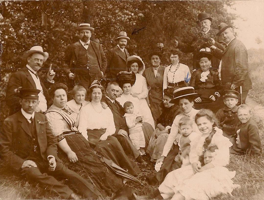 Familie/vrienden-uitje in 1913 waarschijnlijk in de omgeving Oberdollendorf. Gretchen met grote hoed met zwarte rand; Carl Lehmkuhl achteraan bij pijl; Hans Lehmkuhl zit voor zijn moeder.