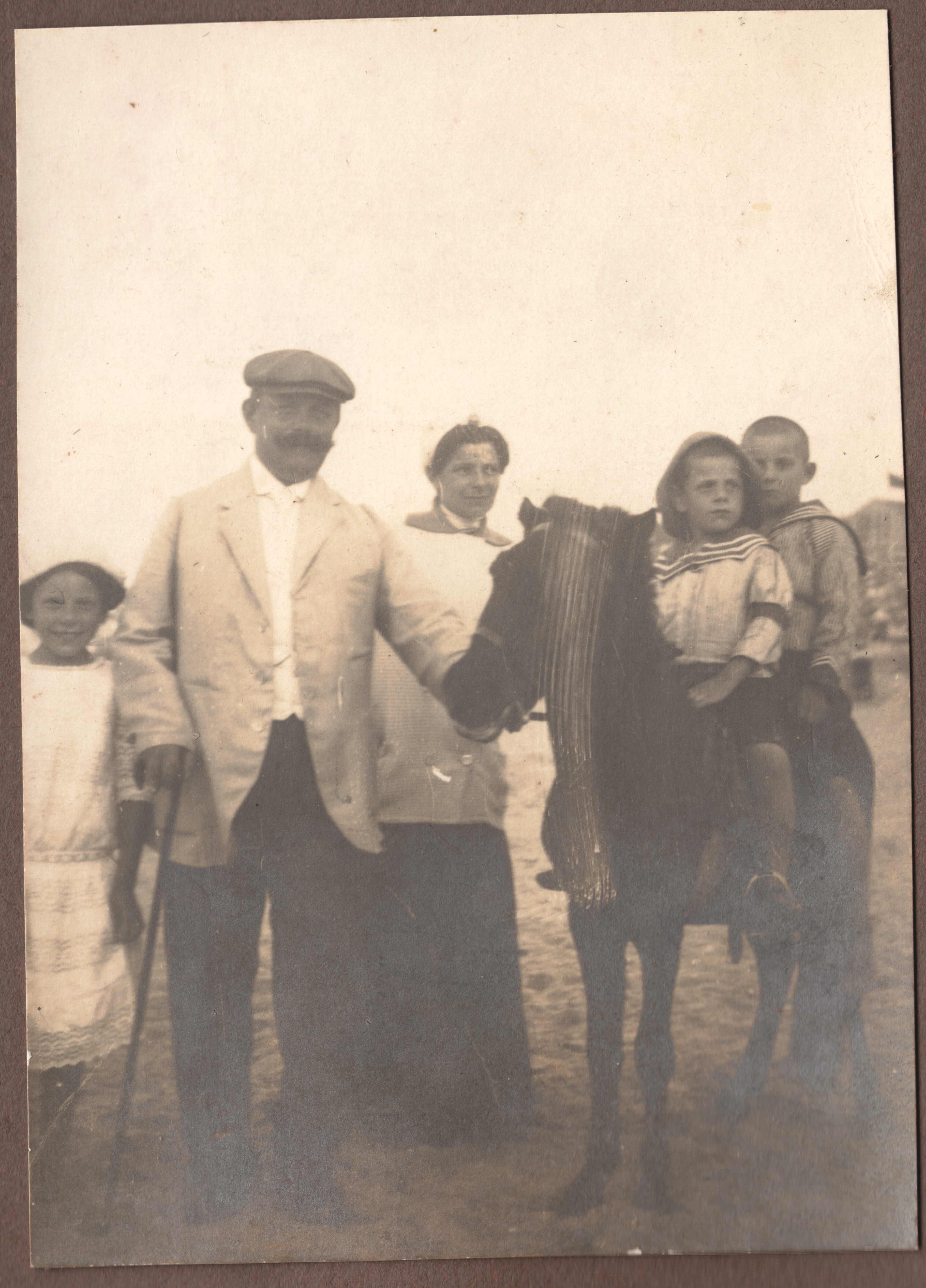 Wangerooge, zomer 1913. Van links naar rechts: Mijn grootmoeder Rose Hugenholtz-Lehmkuhl (1905-1993), overgrootvader Carl Lehmkuhl  (1874-1952), overgrootmoeder Gretchen Lehmkuhl-Leeuwarden (187-1952), oudoom Johann (Hans) Lehmkuhl (1908-1993), neef Julius Leeuwarden (1908-1981).