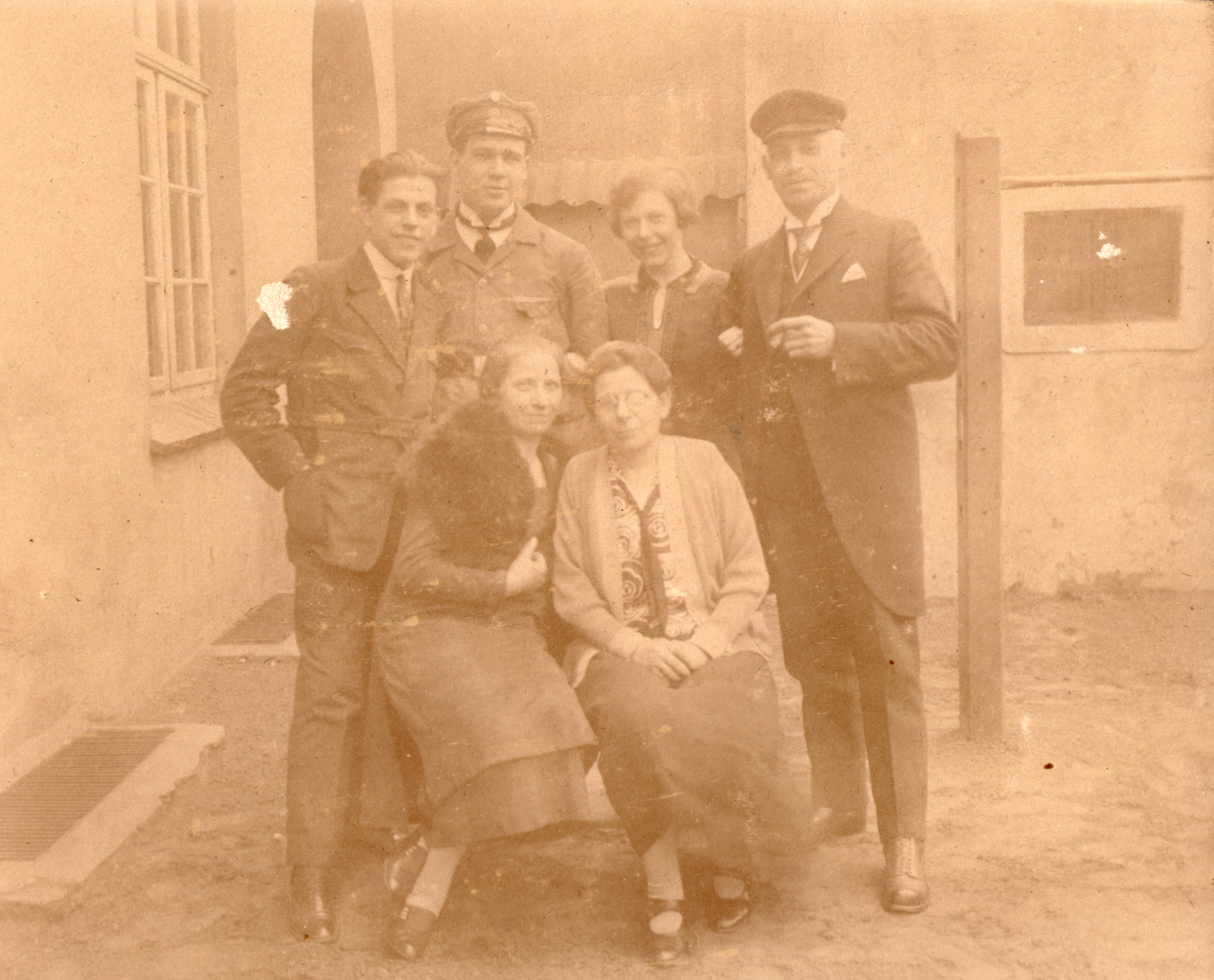 Hans Lehmkuhl, Henry Heger, Tilly Heger, Gretchen Lehmkuhl-Leeuwarden, Rose Hugenholtz-Lehmkuhl, Nathan Heger; around 1925/26. Special details in this picture is that het cousin Henry Heger, who was 25% Jewish was the founder of the SS in nortwest Germany an proudly wearing his SS uniform. 