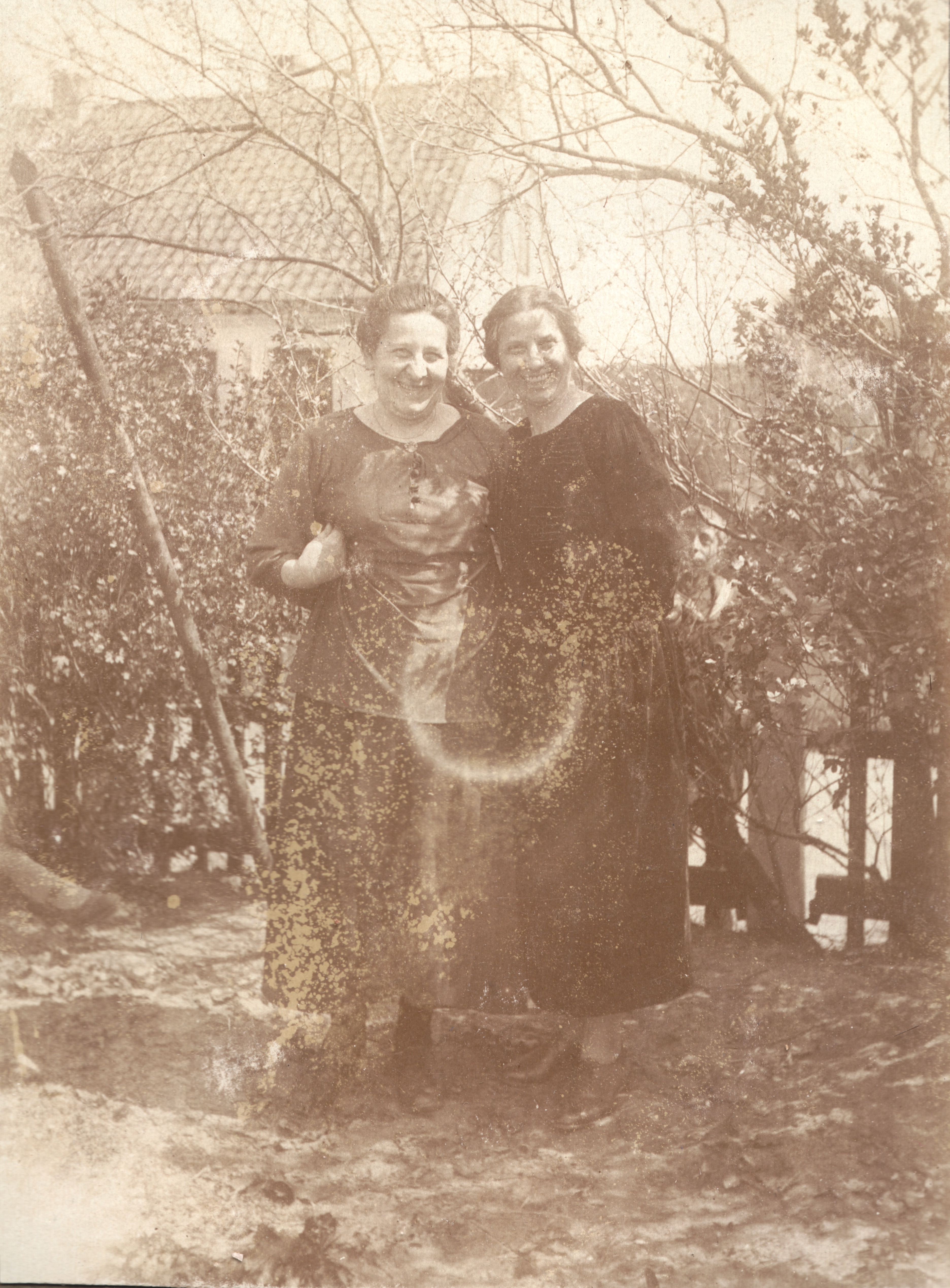 Röschen Levy-Leeuwarden and Mathilde (Tilly) Heger Leeuwarden, Wangerooge 1925. 
Röschen fled to Israel in 1934 with her family; Mathilde was deported to Minsk (Belarus) with her husband and murdered.