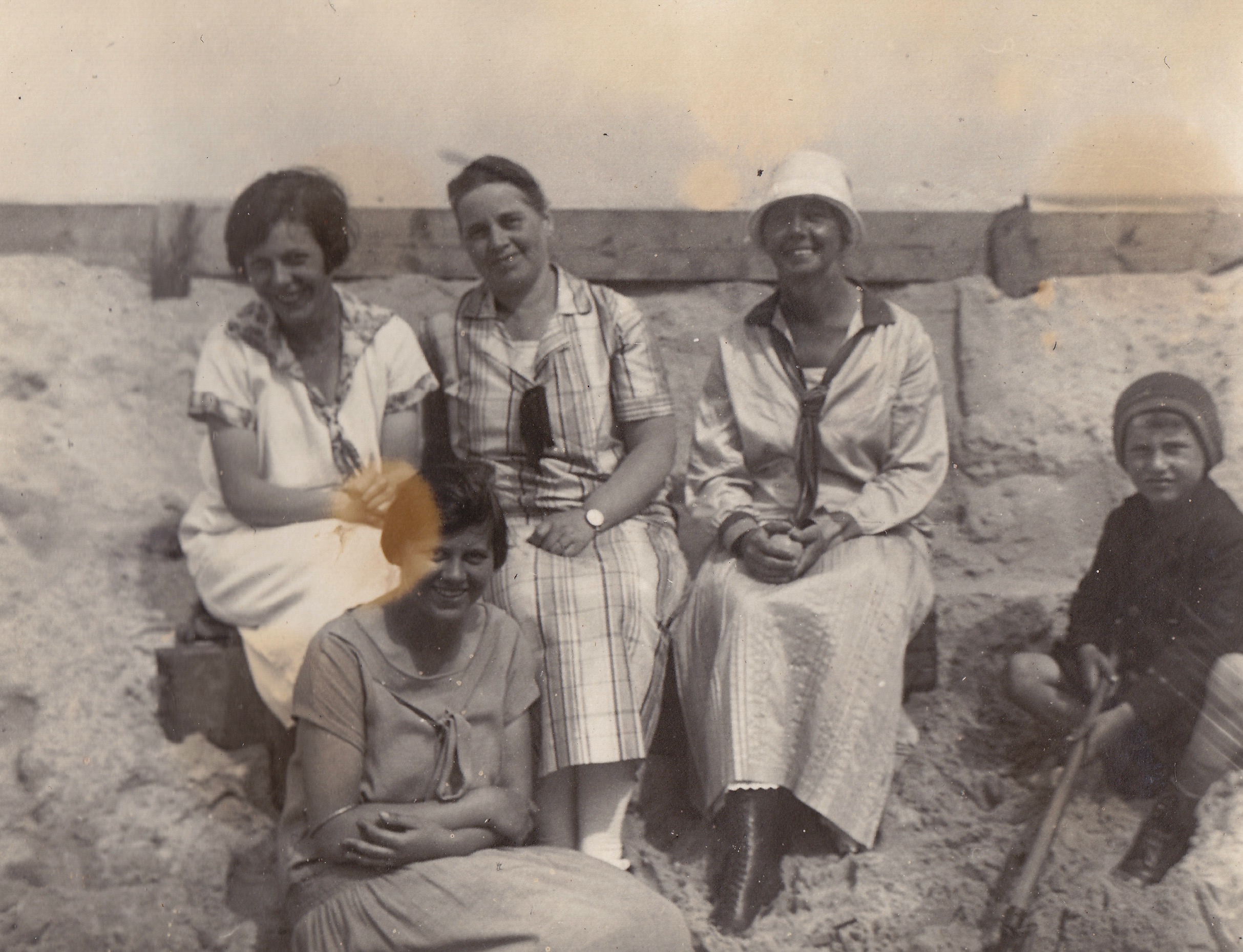 Back: left to right: Rose Hugenholtz-Lehmkuhl, Röschen Levy-Leeuwarden, Tilly Heger-Leeuwarden. In the front Rose Willig; Wangerooge around 1926.