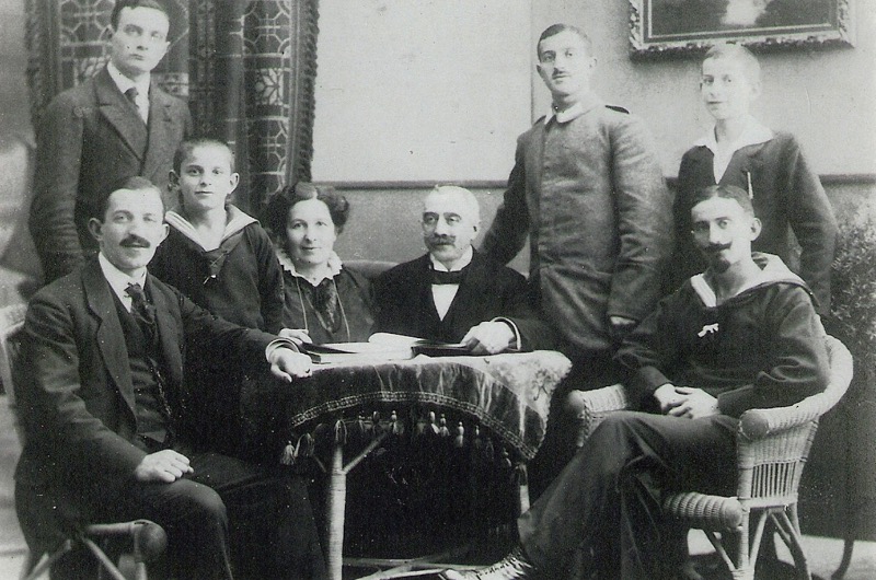 left to right sitting: Erwin Levy, Willy Levy, Röschen Levy-Leeuwarden, Moritz Levy, Dagobert LevyStanding: Harry Levy, Richard Levy and Alfred Julius Levy.