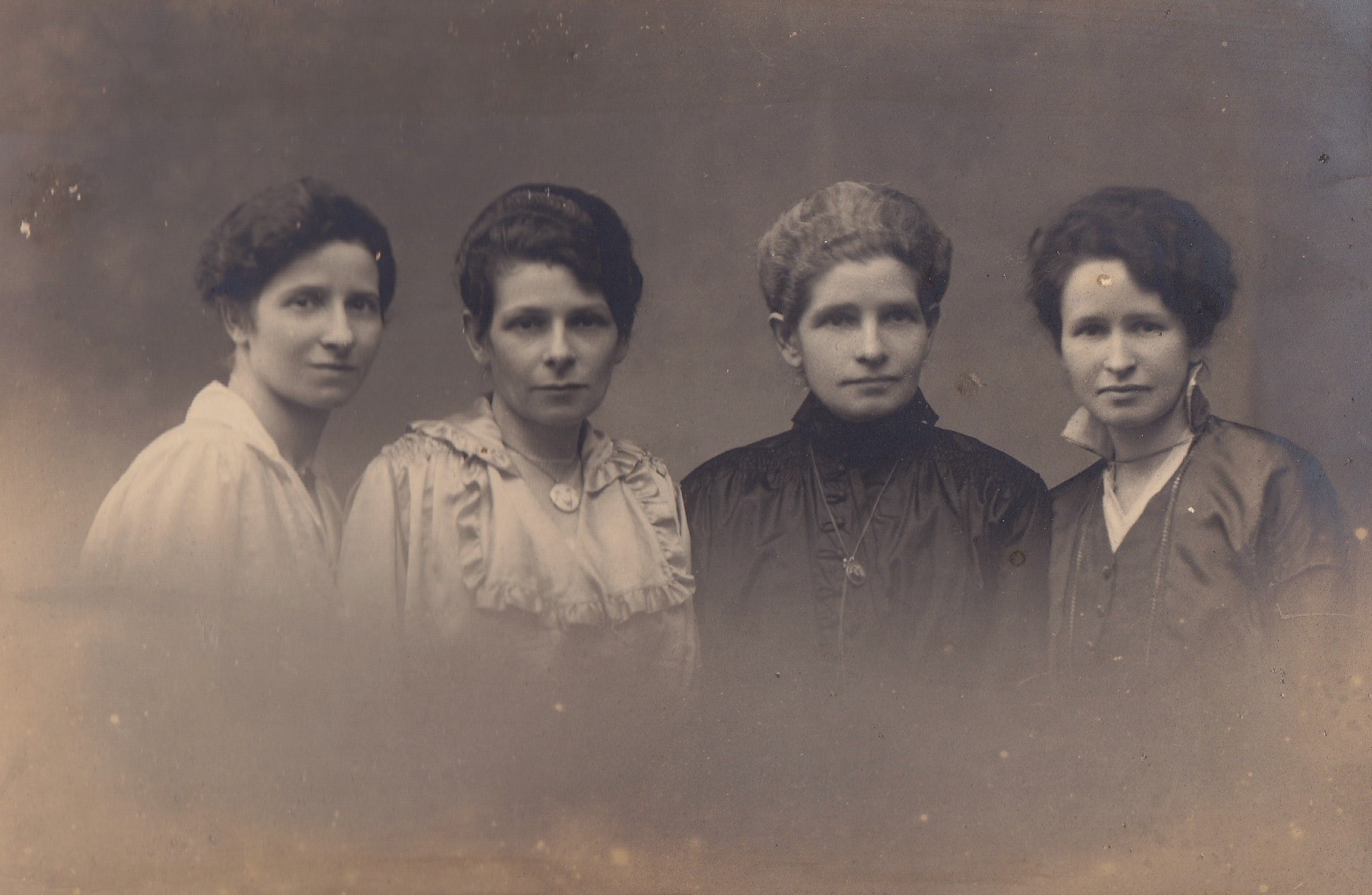 Four sisters: Mathilde Heger-Leeuwarden, Gretchen Lehmkuhl-Leeuwarden, Lenchen Goldschmidt-Leeuwarden  and Henny Willig-Leeuwarden.