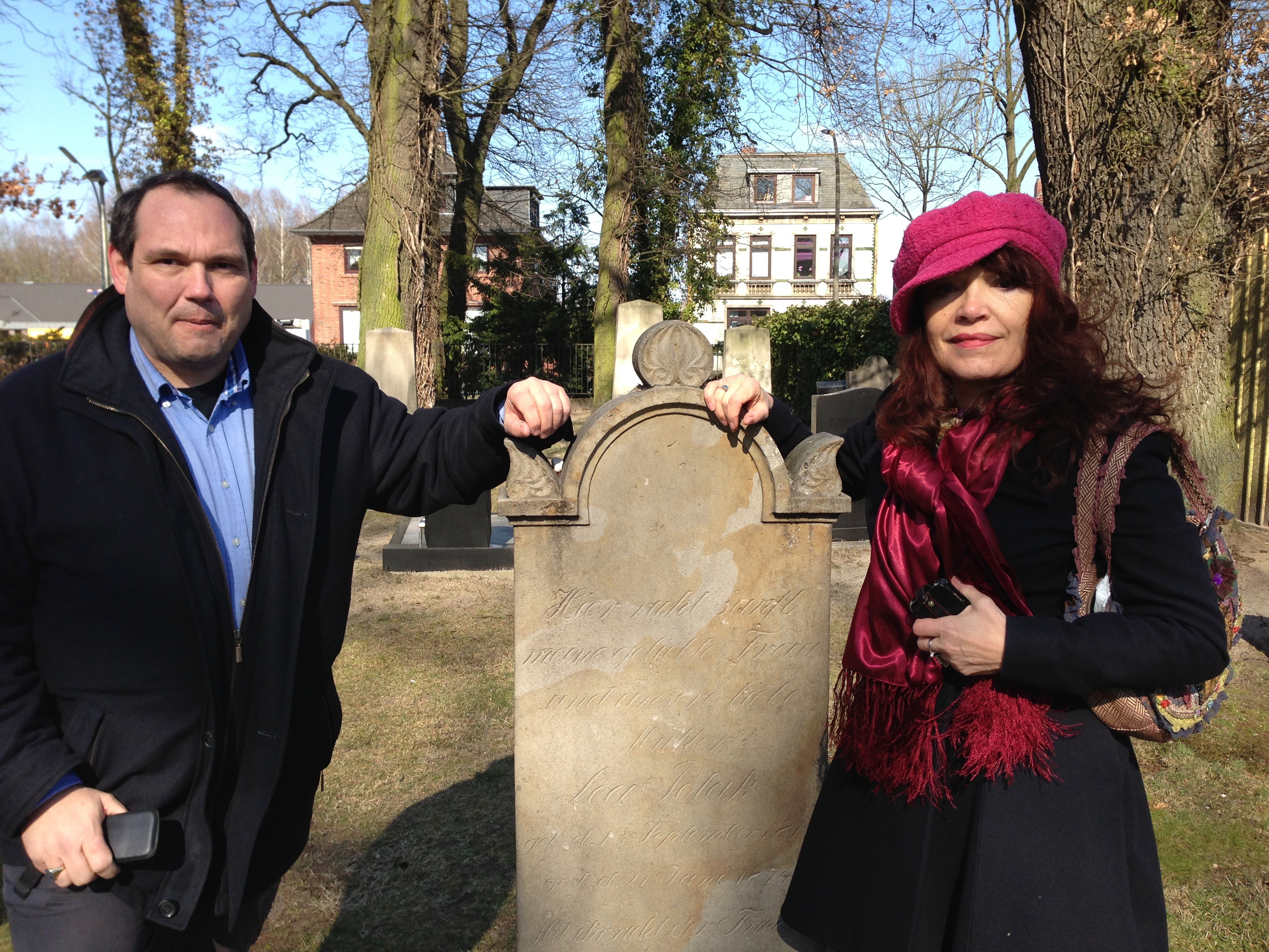 In March 2013, I visited Delmenhorst with cousin Rosita Steenbeek. Here we are at the burial site of our ancestor (Lea) Beke Margaretha Polack-Pape (1813-1874), who has been buried at the Jewish cemetery in Delmenhorst. 