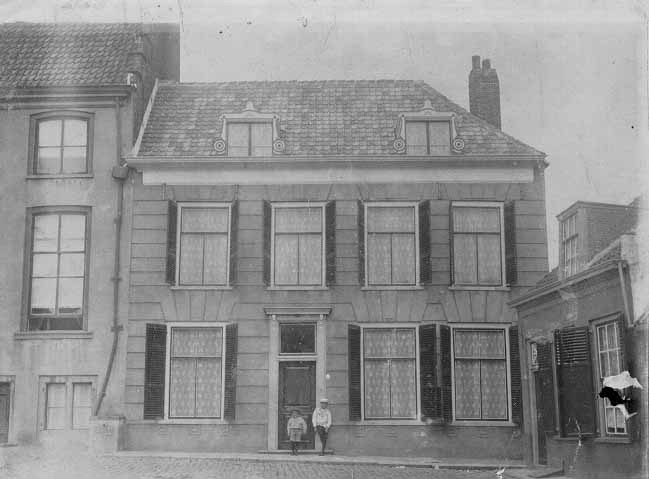 Zijn ouderlijk huis, de Nederlands Hervormde pastorie, omstreeks 1900. Het huis was naast het gemeentehuis van Axel gebouwd en is eind jaren '30 afgebroken.