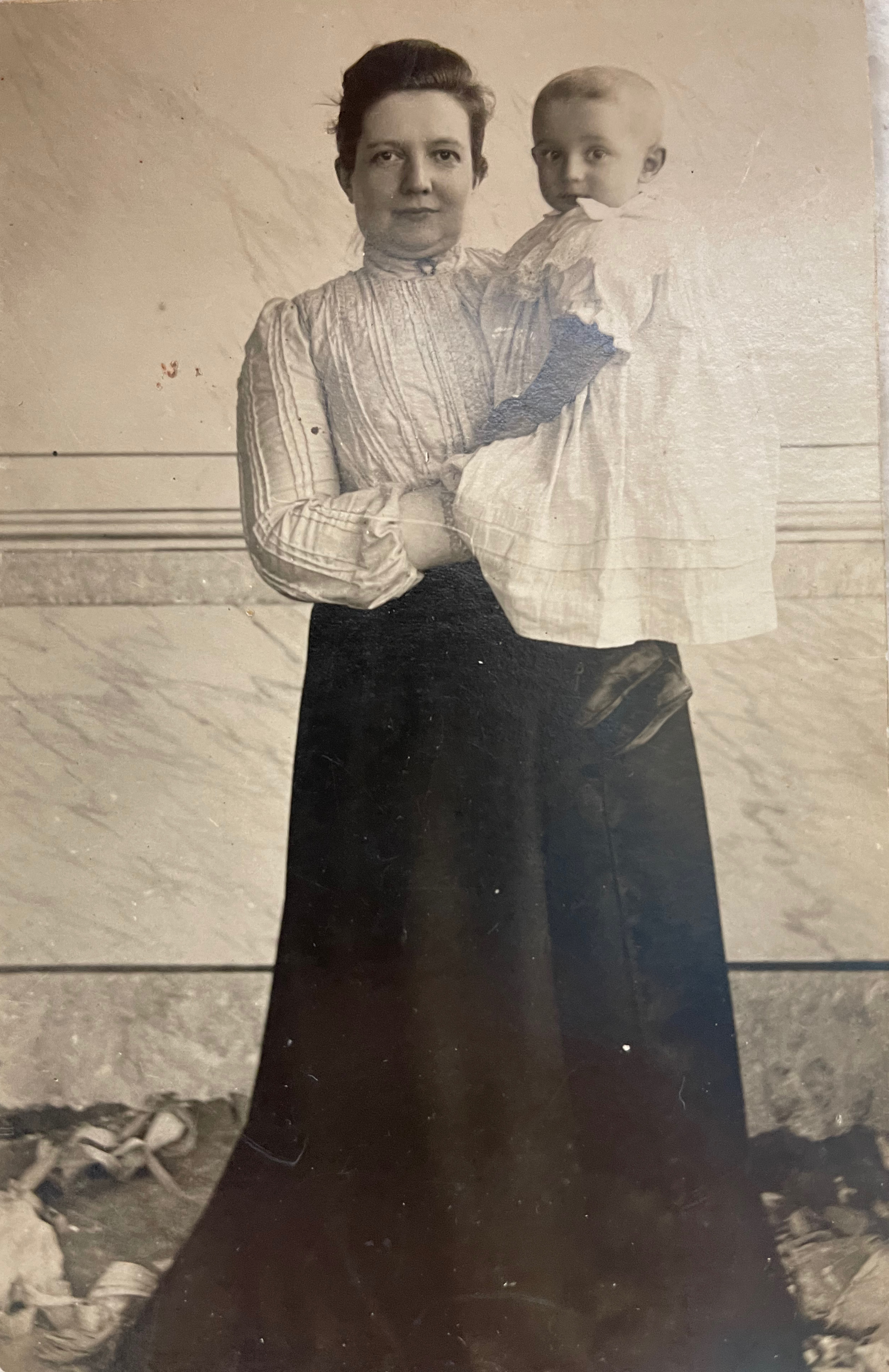 Willem Hugenholtz (1902-1969) op de arm bij zijn moeder Mathilde Hugenholtz-Geesink (1865-1942).