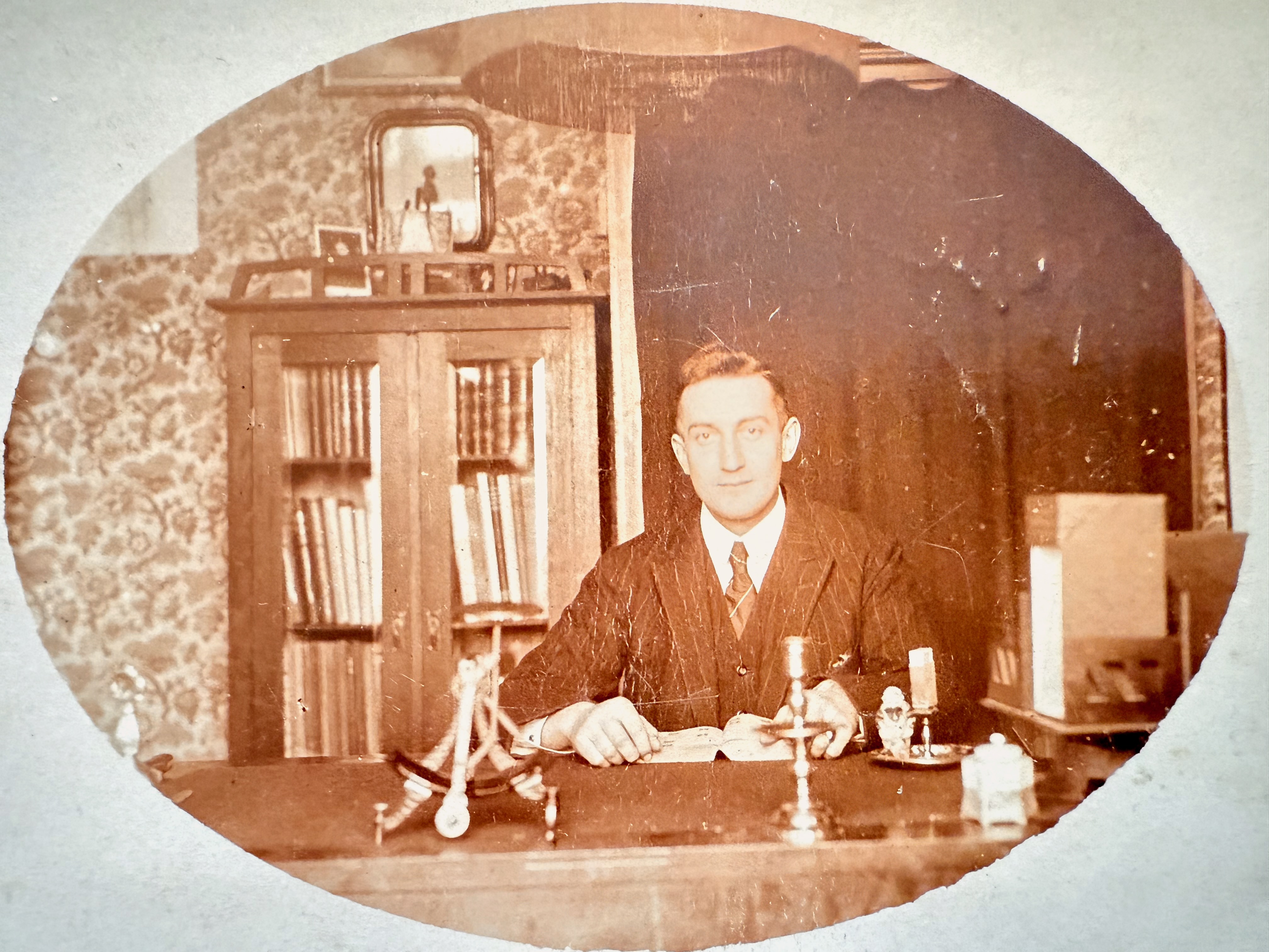 Willem in zijn advocatenkantoor.